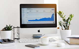 中国股票配资网:手机如何看股票-全球市场：欧美股市收跌 纳指跌近1% 国际金价续创历史新高