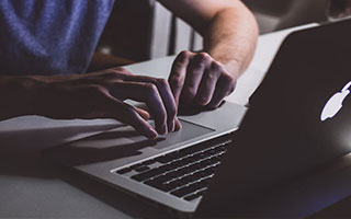 可以杠杆的股票软件:玩股票哪个软件好-六大黄金珠宝公司上半年总净利52亿元：老凤祥、中国黄金业绩齐跌 老铺黄金狂飙